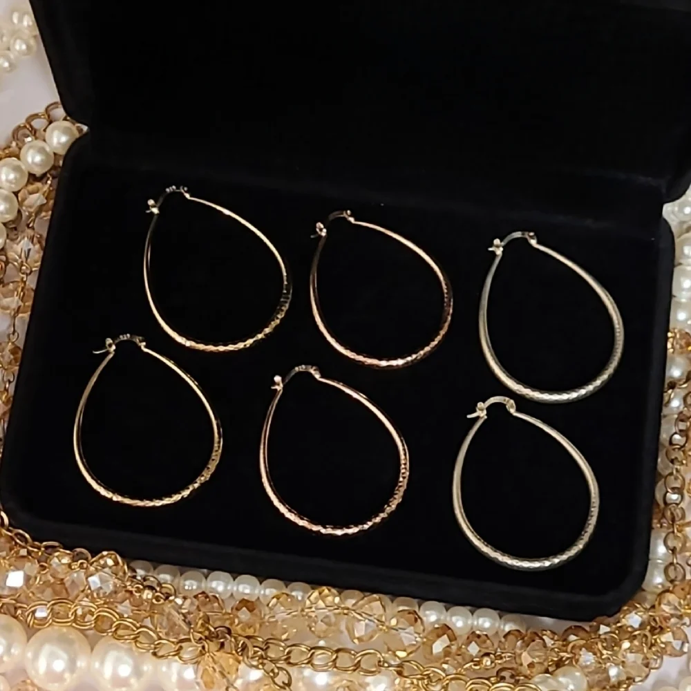 Redvelvetrebel earrings set